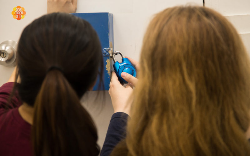 girls open lock escape game