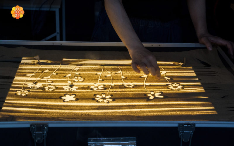 sand art draw flowers